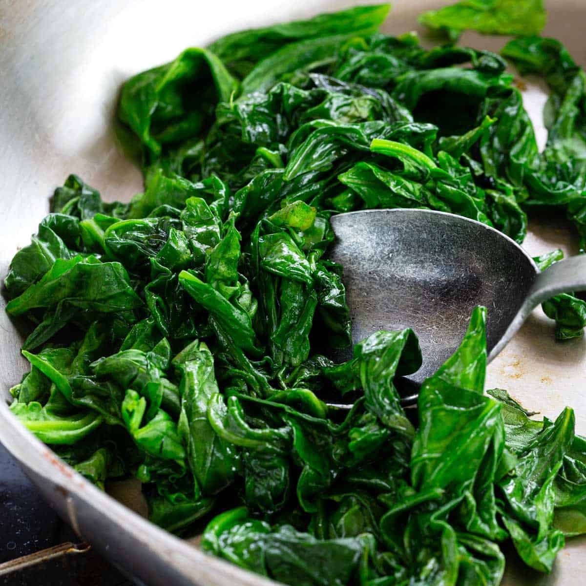 Spinach Spinach is rich in vitamin K, a powerhouse nutrient when it comes to improving blood circulation and coagulation. Spinach is also loaded with zinc, which has been shown to help reduce inflammation and help prevent acne breakouts
