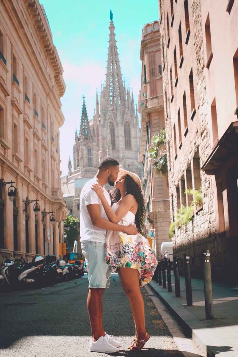 buzziler's tweet photo. Happy Friday, everyone! We're loving the summer vibes in #Barcelona. ☀️😎

Justin from 🇺🇸 called our Barcelona Photoshoot Tour the "best photoshoot tour" and we couldn't agree more!

#BarcelonaSpain #BuzzilerBarcelona #BuzzilerRecommended https://t.co/YRhLqf6mNg