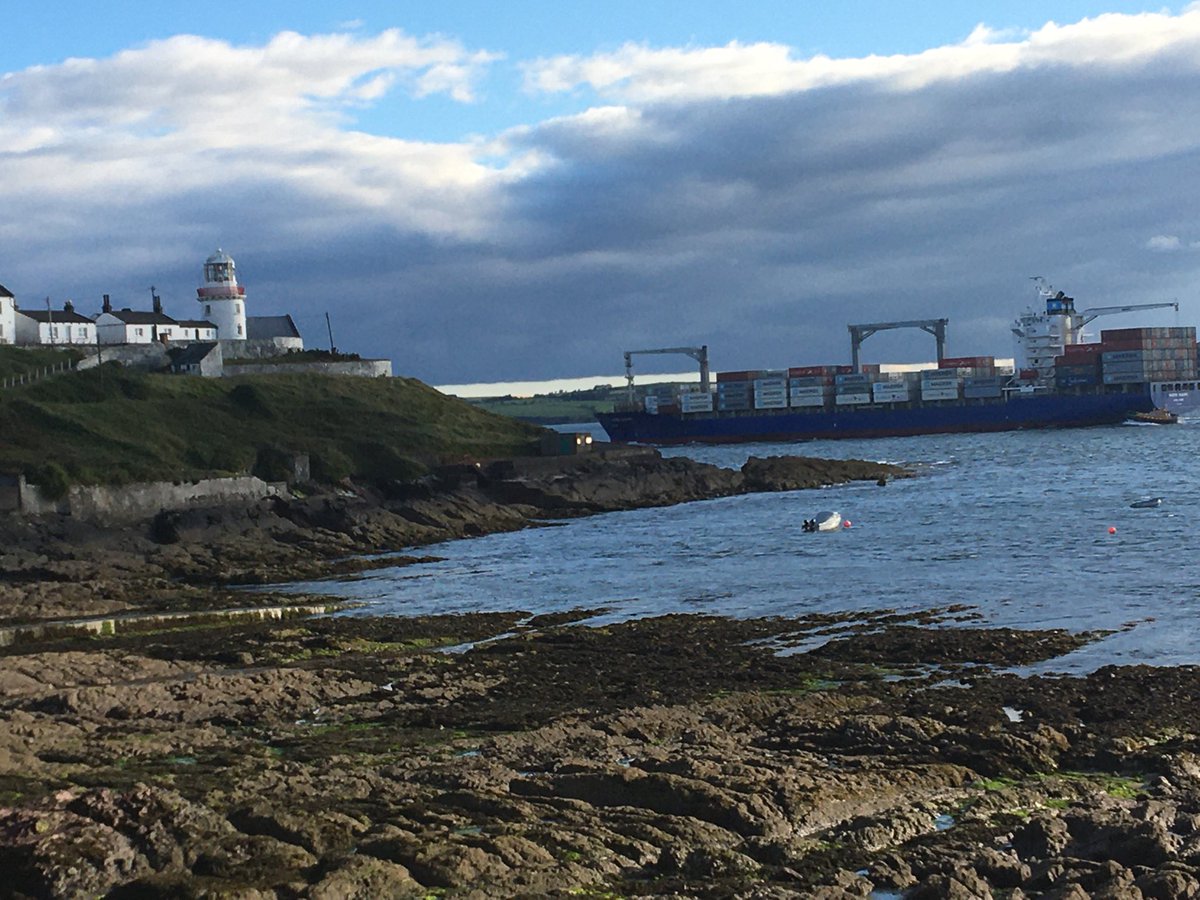 Catherinee_Bar's tweet photo. #Maersk #shipping passing the point #purecork .. she was #beamy and #berthy #weAreIslanders #seeToMe #SeafarersAreKeyWorkers ⁦@IrishLights⁩ ⁦⁦@MarineInst⁩ ⁦@Lindergarrd_⁩ https://t.co/xUA4RTNdEc