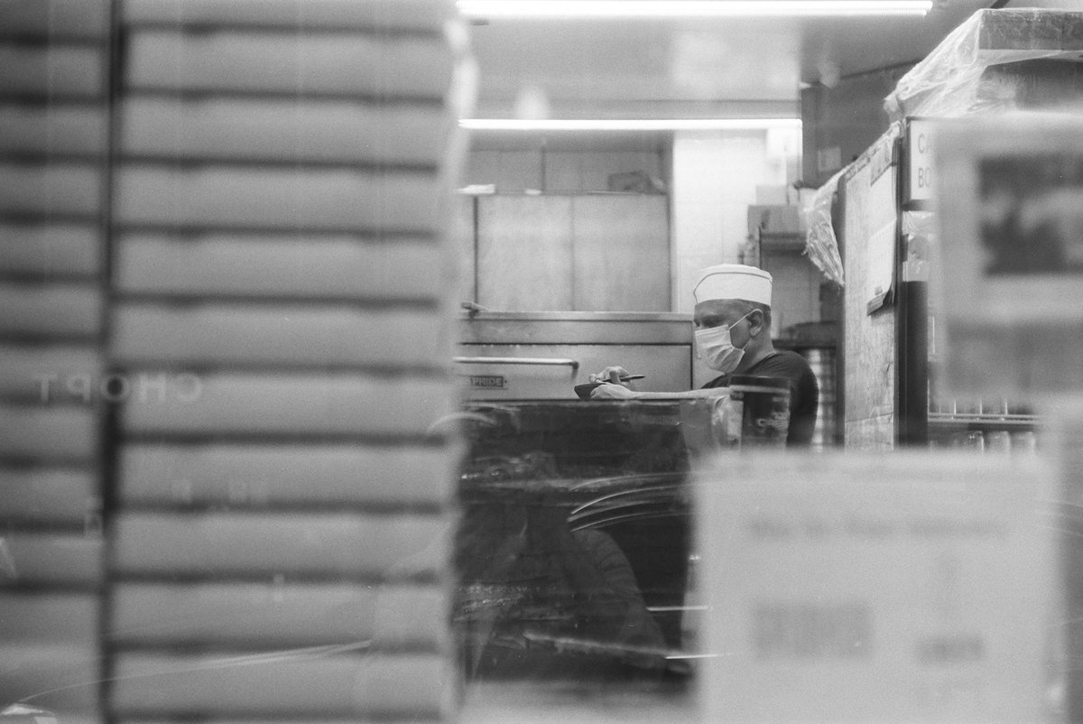 sat_rod's tweet photo. 99 cent fresh pizza on 43rd Street.

#leicaⅲg #leica50mmsummarit #50mmsummaritf15 #leicafilmcamera #leicaphotography #ilfordhp5 #bnw #bnwphotography #streetphotography #streetportraits #freshpizza #pizza #e43rdstreet #NYC #NY #NewYork #NewYorkCity #citylife #onwayhome #film https://t.co/WxLLj4DLqL