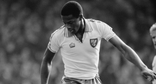  En 1981,  @NFFC (double champion d’Europe) le recrute pour 1 million de livres, faisant de lui le premier joueur noir transféré pour cette somme (3 buts en 32 matchs).