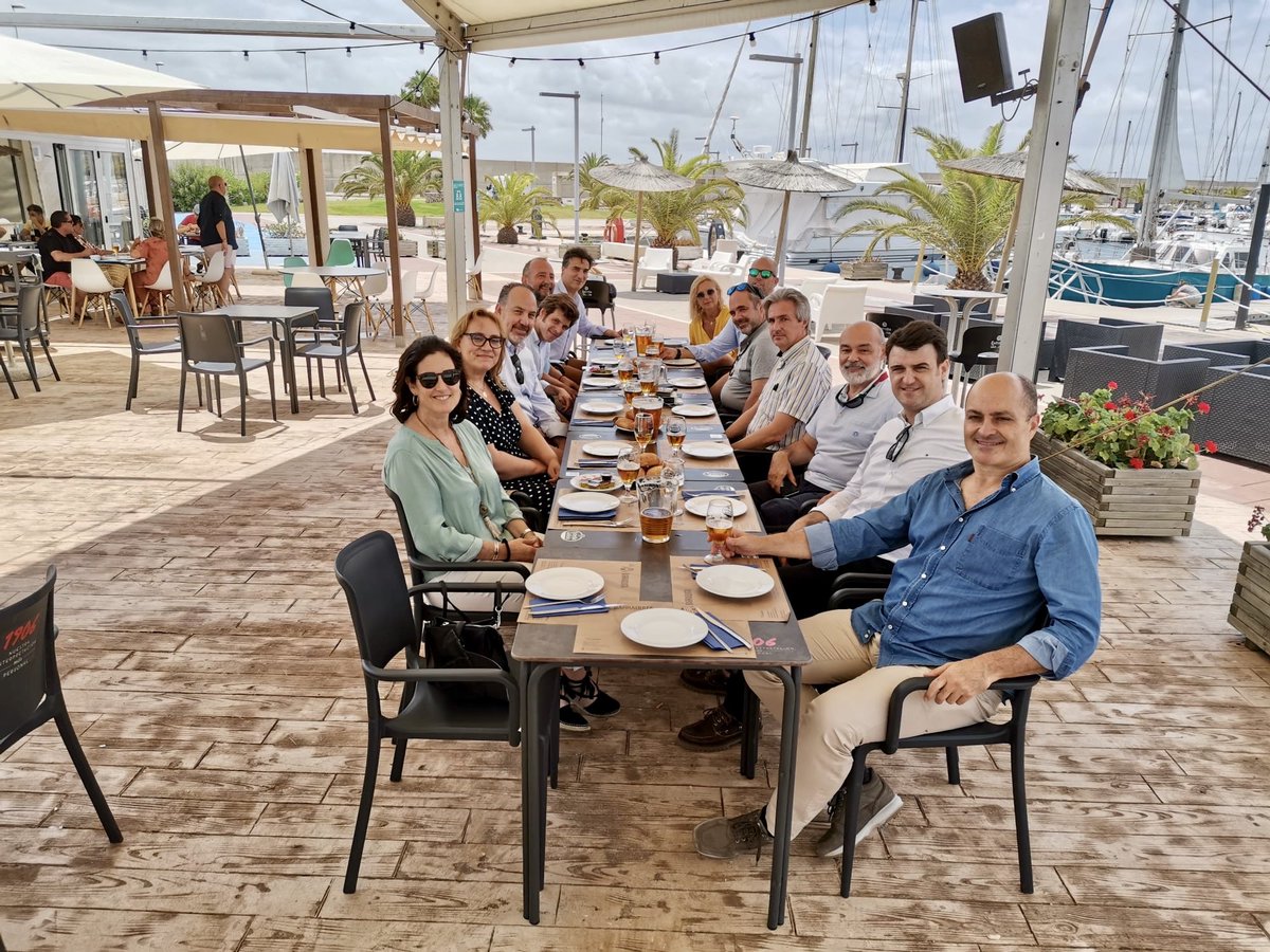 ValenciaMar4's tweet photo. En Valencia Mar hemos realizado una jornada de trabajo con los principales gestores de entidades deportivas de Valencia. Con ponencias muy interesantes de la mano de @alfatecS del @VLCBoatShow y de #lifefitnes. Y por supuesto muchas gracias a
@avantecentrodevela y @waszp_esp 👏🏻 https://t.co/DHSk8N9R01