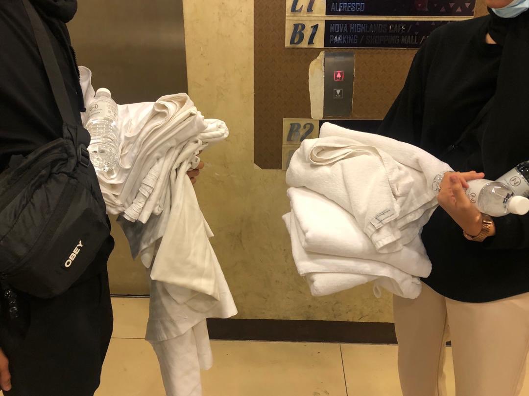zmzhrhrf's tweet photo. NOVA HOTEL CANCEL 

Seumur hidup. Tak pernah lagi check in hotel kena tukar cadar sendiri. Tukar sarung bantal sendiri. Kemas bilik. Buang sampah orang duduk sebelum ni. 

Kami sampai kul 10malam tadi. Hotel bagi alasan bilik belum kemas. Suruh pegi bilik dulu. Tunggu. https://t.co/Iztgy5pFcq