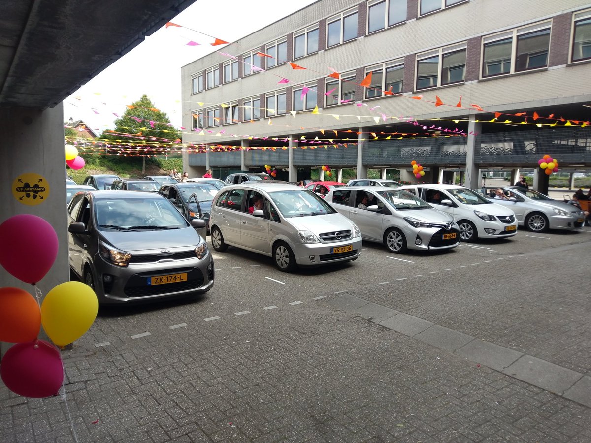 CarolineBarth8's tweet photo. Gisteren kregen bijna 60 nieuwe Verpleegkundigen hun diploma bij het dulon college. Vandaag ca 30 Verzorgenden. Feestelijke en  sfeervolle drive-in diplomeringen, super! https://t.co/FchhRdYUWh