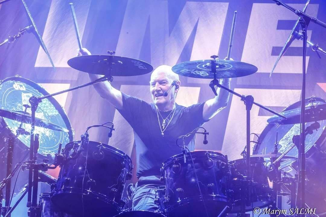 vmr907's tweet photo. Chris Slade Discusses With Sonic Perspectives Switching From Brian Johnson To Axl Rose During The Last AC/DC Tour
#AC/DC #AxlRose #BrianJohnson #ChrisSlade #DavidGilmour #GaryMoore #GunsNRoses #JimmyPage #MichaelSchenker #SonicPerspectives #TalkingRock https://t.co/YZohBvylqG https://t.co/dGEwfxYe1w