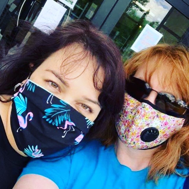 KumuWendie's tweet photo. Friends who wear masks together stay safe together. #Wearamask, my friends. It’s the easiest thing you can do to protect yourself, people you love &amp; all the beautiful people in your community. #Keepthefaith &amp; continue to #showAloha! 😷😷😷#maskssavelives #wearamask😷 #livealoha https://t.co/v72iU7J03v