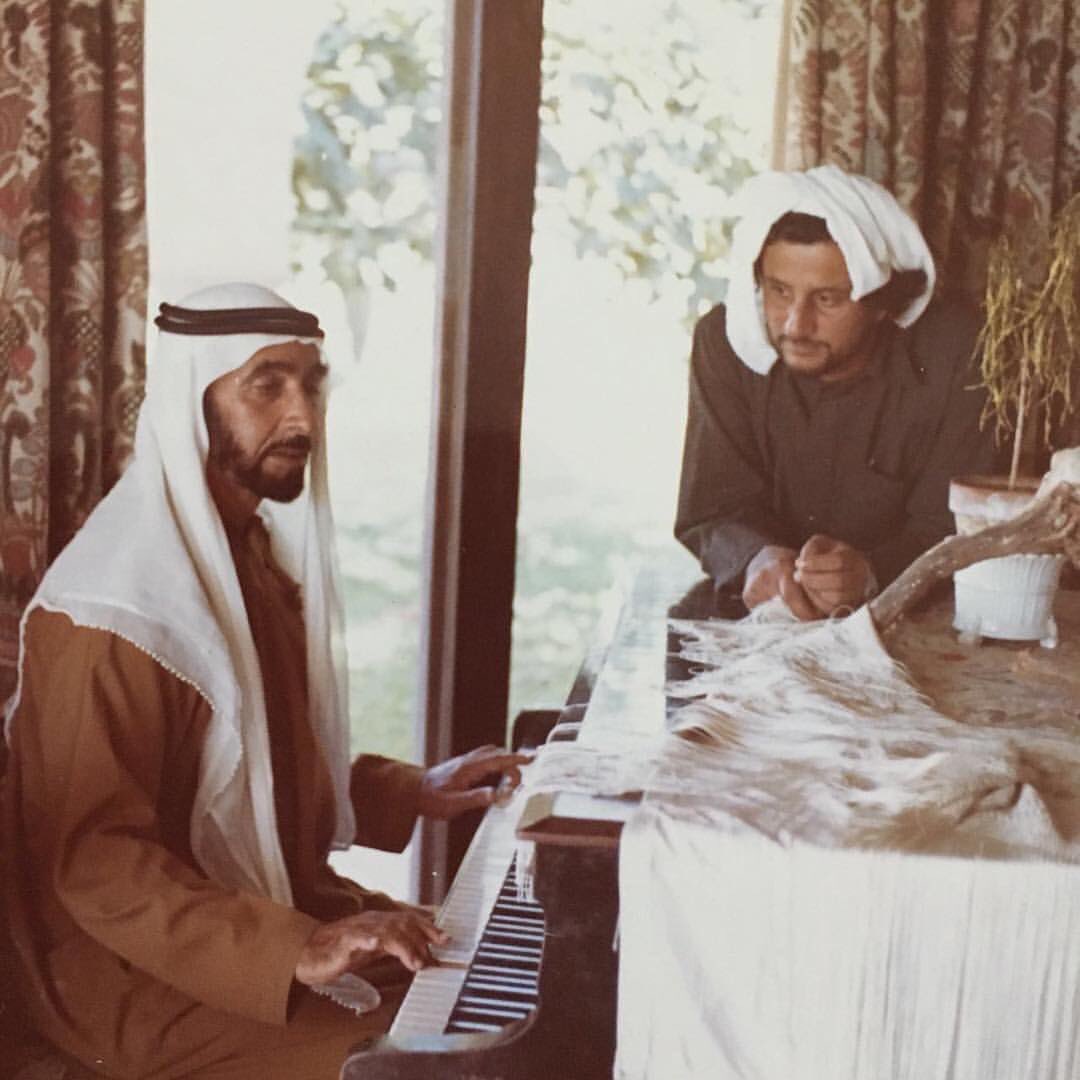 صورة نادرة للشيخ #زايد_بن_سلطان رحمه الله ، وهو يعزف على البيانو 🎹