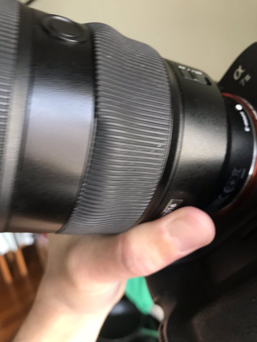 poli_ara's tweet photo. @SonyAlpha Hi! what do you think of this??  😢 2 professional lenses that in less than 2 years with normal use are like this.  I have other kit lenses with more years of use and more cheaper and they are perfect.  Is it normal or is it a manufacturing defect? 🧐
#SonyAlpha #2470gm #70200gm https://t.co/4NB8ERkwcB