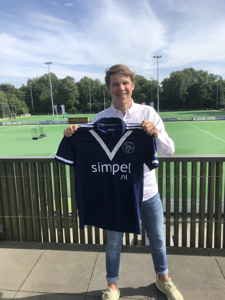 Pverhoogt's tweet photo. Wat een mooi moment! Vanmiddag heeft Steven zijn eerste profcontract getekend. Komend seizoen is hij 2e keeper bij hoofdklasser Pinoké. Begonnen bij #mhcdereigers, daarna een prachtige jeugd carrière bij #Pinoke met 6 landstitels. En nu de stap naar het hoogste niveau. So proud! https://t.co/9mRNi0eez6