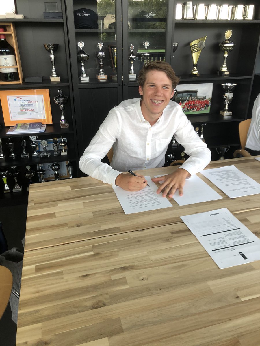 Pverhoogt's tweet photo. Wat een mooi moment! Vanmiddag heeft Steven zijn eerste profcontract getekend. Komend seizoen is hij 2e keeper bij hoofdklasser Pinoké. Begonnen bij #mhcdereigers, daarna een prachtige jeugd carrière bij #Pinoke met 6 landstitels. En nu de stap naar het hoogste niveau. So proud! https://t.co/9mRNi0eez6