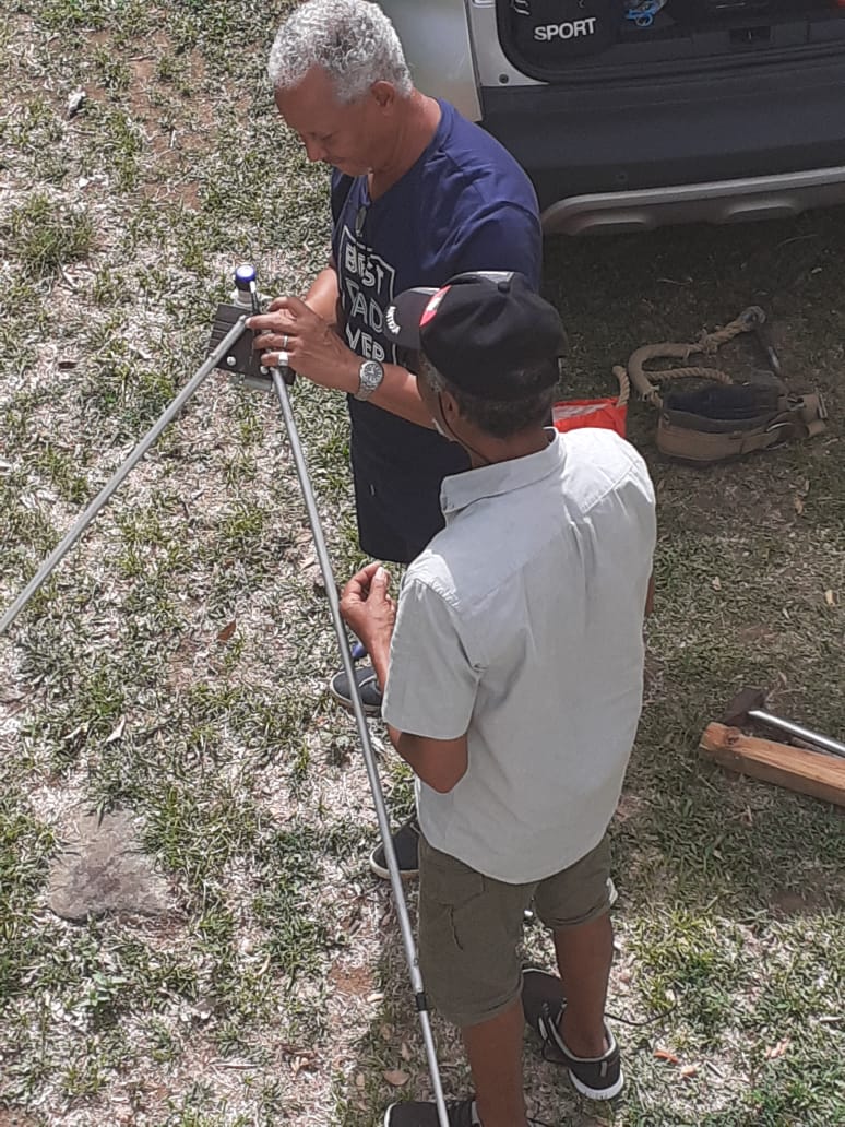 fm1hm's tweet photo. Yesterday afternoon, July 2, 2020, FM1LF, FM0IR and myself FM1HM reactivated the 50Mhz tag FM1ZAC / B on the Marin site (CW mode on 50.069Mhz).
FM1ZAC / B was spotted twice last night by WW1L.
The 1 element delta loop antenna was produced by Loic FM1LF and installed by him. 73 https://t.co/0AeCKsWvNc