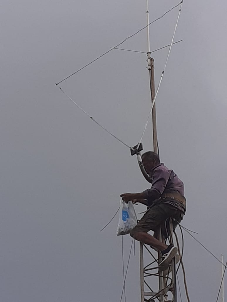 fm1hm's tweet photo. Yesterday afternoon, July 2, 2020, FM1LF, FM0IR and myself FM1HM reactivated the 50Mhz tag FM1ZAC / B on the Marin site (CW mode on 50.069Mhz).
FM1ZAC / B was spotted twice last night by WW1L.
The 1 element delta loop antenna was produced by Loic FM1LF and installed by him. 73 https://t.co/0AeCKsWvNc