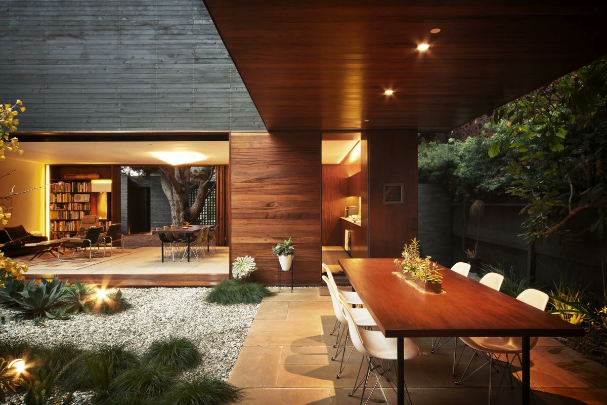 RoomPornCo's tweet photo. Open air living spaces and outdoor dining patio centered around a garden in Venice, Los Angeles https://t.co/Dp2RgrGx2Z