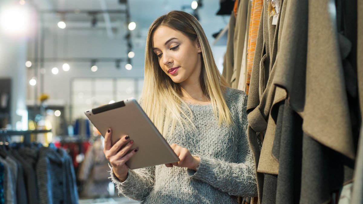 IndeedBusiness's tweet photo. Strong #CustomerService characteristics are the backbone of many #SmallBusinesses. Check out these tips on delivering service excellence.  https://t.co/VTXGOOoO3Z #Workplace https://t.co/Vt6heWQzCJ