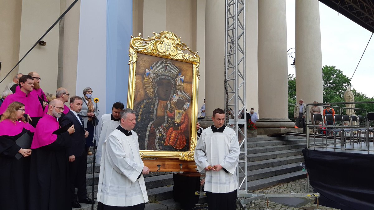 NLubelska's tweet photo. Bp #AdamBab w rocznicę Cudu Łez w katedrze w @ArchLubelska postawił pytanie, co po 71 latach znaczą łzy Maryi. Przychodzimy do Niej z milionem próśb, ale wobec łez Matki chcemy najpierw Jej ulżyć. Łzy Matki są pytaniem, co dla człowieka znaczy cierpienie i krzyż Chrystusa. https://t.co/4c9ztjoKMA