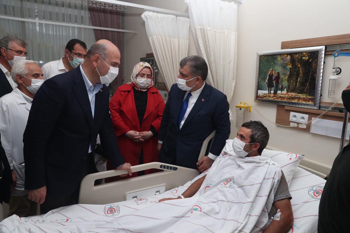 suleymansoylu's tweet photo. Sakarya Hendek Devlet Hastanesi'nde havai fişek fabrikası patlamasında yaralanan hemşehrilerimizi ziyaret ediyoruz. Rabbim, devletimizi, Milletimizi her türlü afetten ve felaketten uzak eylesin https://t.co/LmRQ8AkR4T