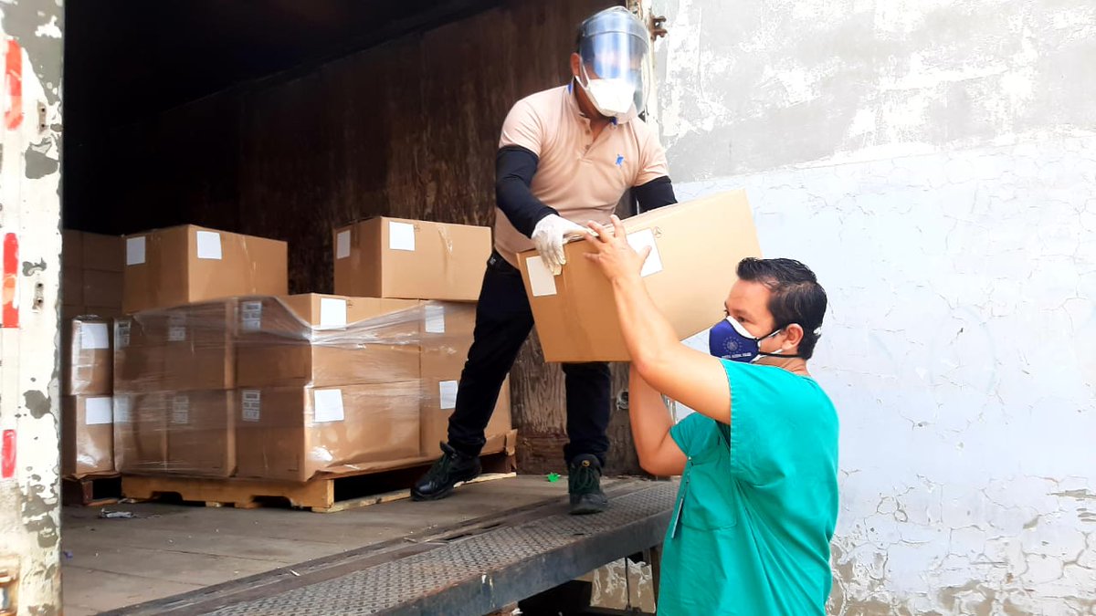 ASDER_sv's tweet photo. Conscientes de la importancia de apoyar a los doctores y enfermeras que están atendiendo  a salvadoreños  con el virus del COVID-19, la compañía @Intradesa2 realizó un donativo de 2,500 gabachas para que puedan ser utilizadas por cuerpo médico de dicho nosocomio. https://t.co/MhY1zOy75U