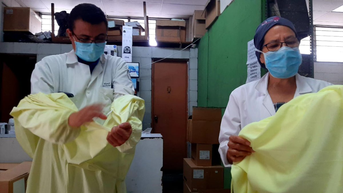 ASDER_sv's tweet photo. Conscientes de la importancia de apoyar a los doctores y enfermeras que están atendiendo  a salvadoreños  con el virus del COVID-19, la compañía @Intradesa2 realizó un donativo de 2,500 gabachas para que puedan ser utilizadas por cuerpo médico de dicho nosocomio. https://t.co/MhY1zOy75U