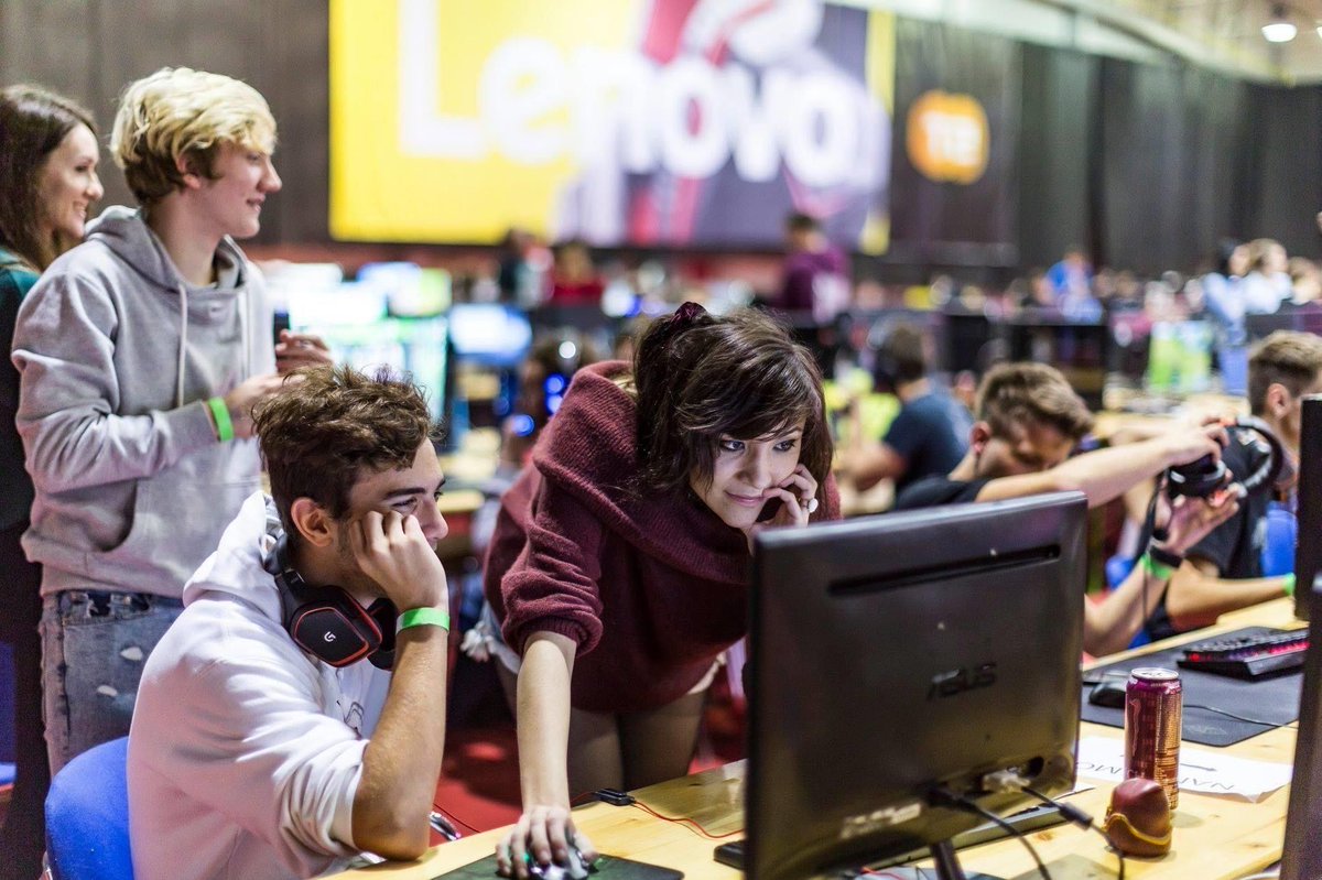 Izjemno pomemben element, ki mu bomo na EPICENTER 21 posvetili še več pozornosti, je druženje - velik del gamerjev se dogodka udeleži zato, da spet vidijo svoje prijatelje, ki živijo na drugi strani države ali celo v tujini.
Prijave že odprte na bit.ly/2YENtaH!