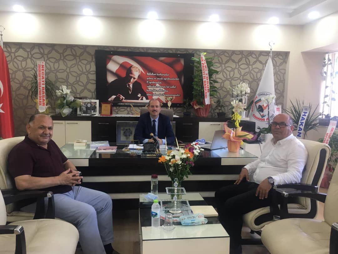 ZonguldakMEM's tweet photo. Bülent Ecevit Üniversitesi Genel Sekreteri Hayri BULAZAR, İl Milli Eğitim Müdürümüz Sayın Ali TOSUN'u makamında ziyaret ederek hayırlı olsun dilek ve temennilerinde bulunmuşlardır.
@tcmeb
@ali_tosun77 https://t.co/QPou67DjwA
