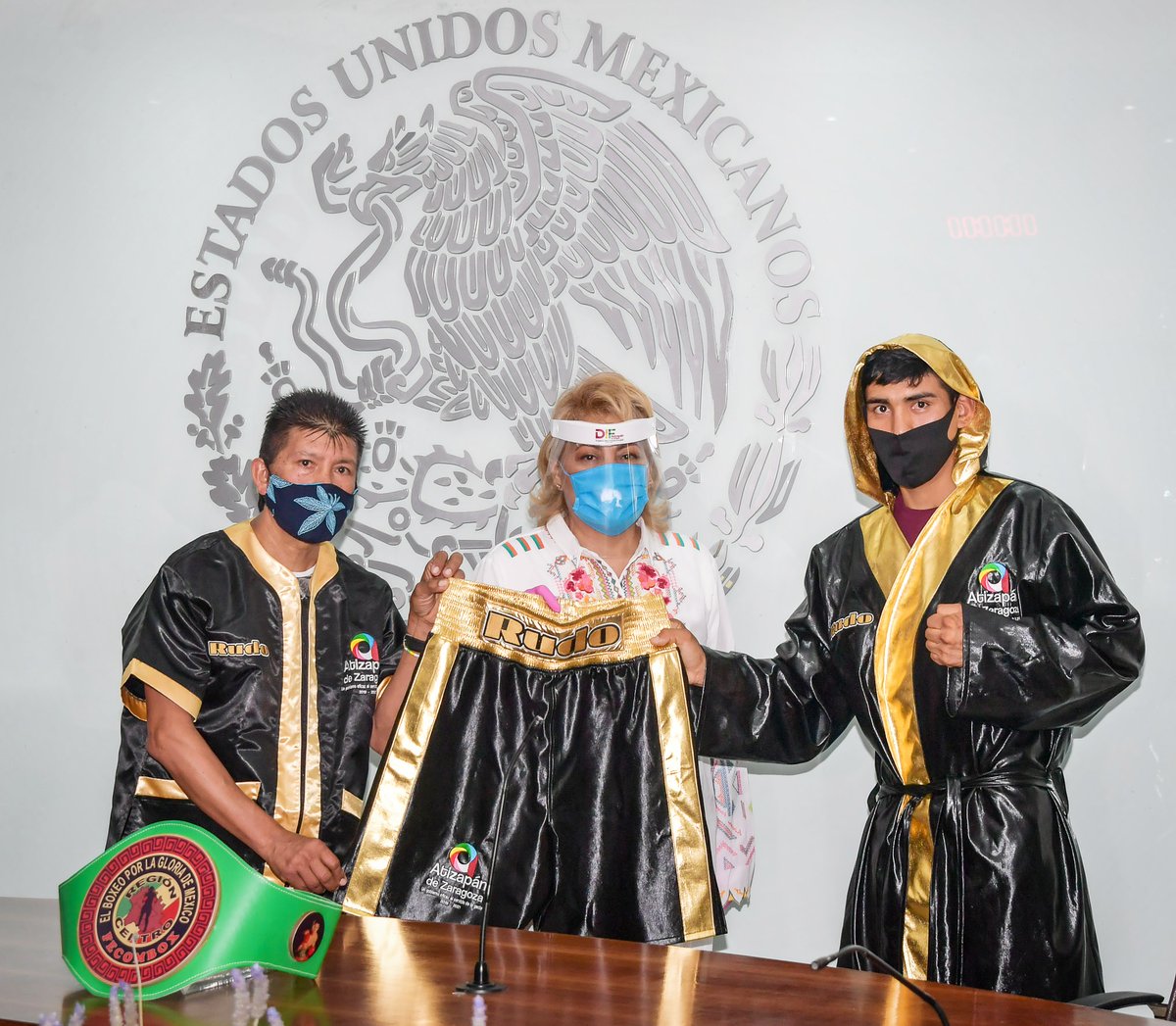 RuthOlveraMex's tweet photo. Con gran gusto tuve la visita del boxeador Francisco Gabriel Alarcón Villagrán, oriundo de la colonia Emiliano Zapata. Le apoyamos con uniformes para su equipo, entrenador, médico y manejador. https://t.co/U87hhHp05j