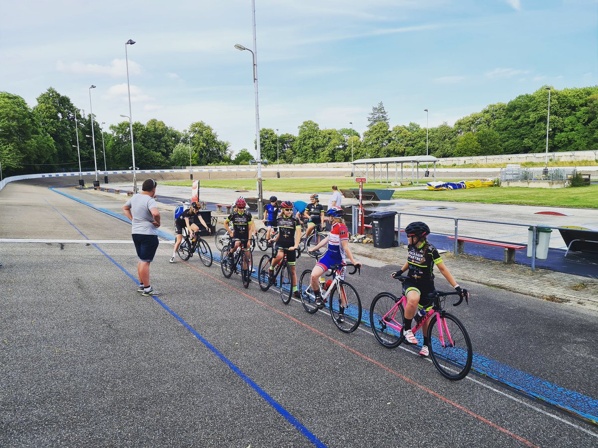 WielerbaanGL's tweet image. De dames zijn gearriveerd! 
Zaterdag 4 juli om 11 uur gaan ze van start. 

Wie komt ze aanmoedigen?

#voorbereiding #ploegen #wur #heiligegrond #gemeentelijkmonument