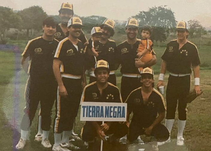 AlejandroChar's tweet photo. Con gran pesar recibo noticia del fallecimiento de mi amigo de juventud, Gabriel Abuchaibe. Esta foto con "Lito", aunque borrosa, es un recuerdo inolvidable de los buenos momentos compartidos. Mis condolencias y abrazo solidario a su familia y amigos. Paz en su tumba. https://t.co/Y2RnWn0CjC