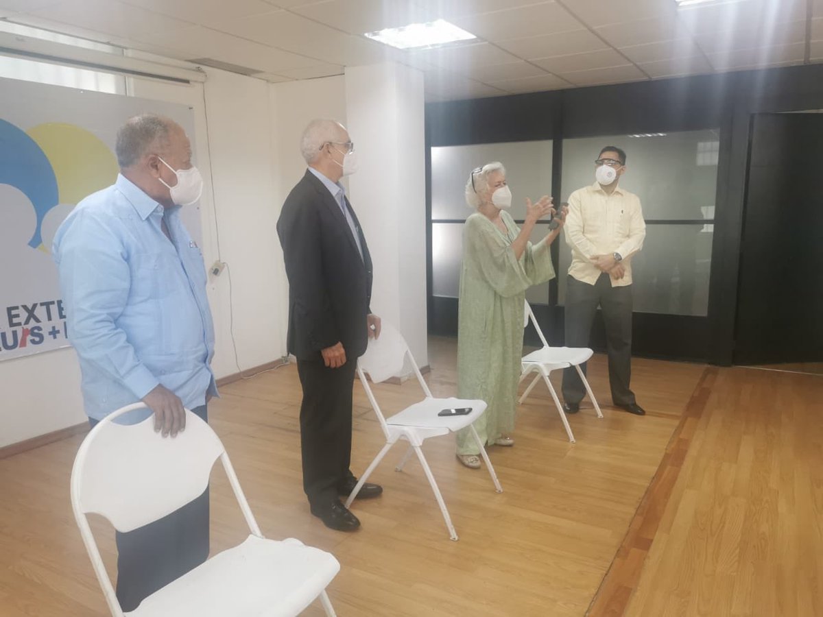 HipolitoPte's tweet photo. Concluida etapa de promoción de nuestros candidatos @luisabinader y @raquelpenavice, hoy socializamos las estrategias para convertir nuestra simpatía en votos el próximo domingo, llevando nuestra gente a votar. Gracias Doña Milagros @OrtizBosch por su grata presencia. #ElCambioVa https://t.co/4QQ0yMIiah