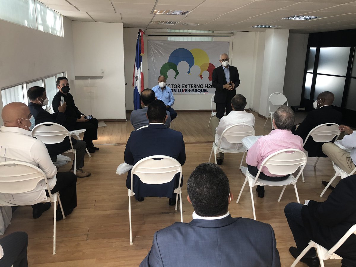 HipolitoPte's tweet photo. Concluida etapa de promoción de nuestros candidatos @luisabinader y @raquelpenavice, hoy socializamos las estrategias para convertir nuestra simpatía en votos el próximo domingo, llevando nuestra gente a votar. Gracias Doña Milagros @OrtizBosch por su grata presencia. #ElCambioVa https://t.co/4QQ0yMIiah