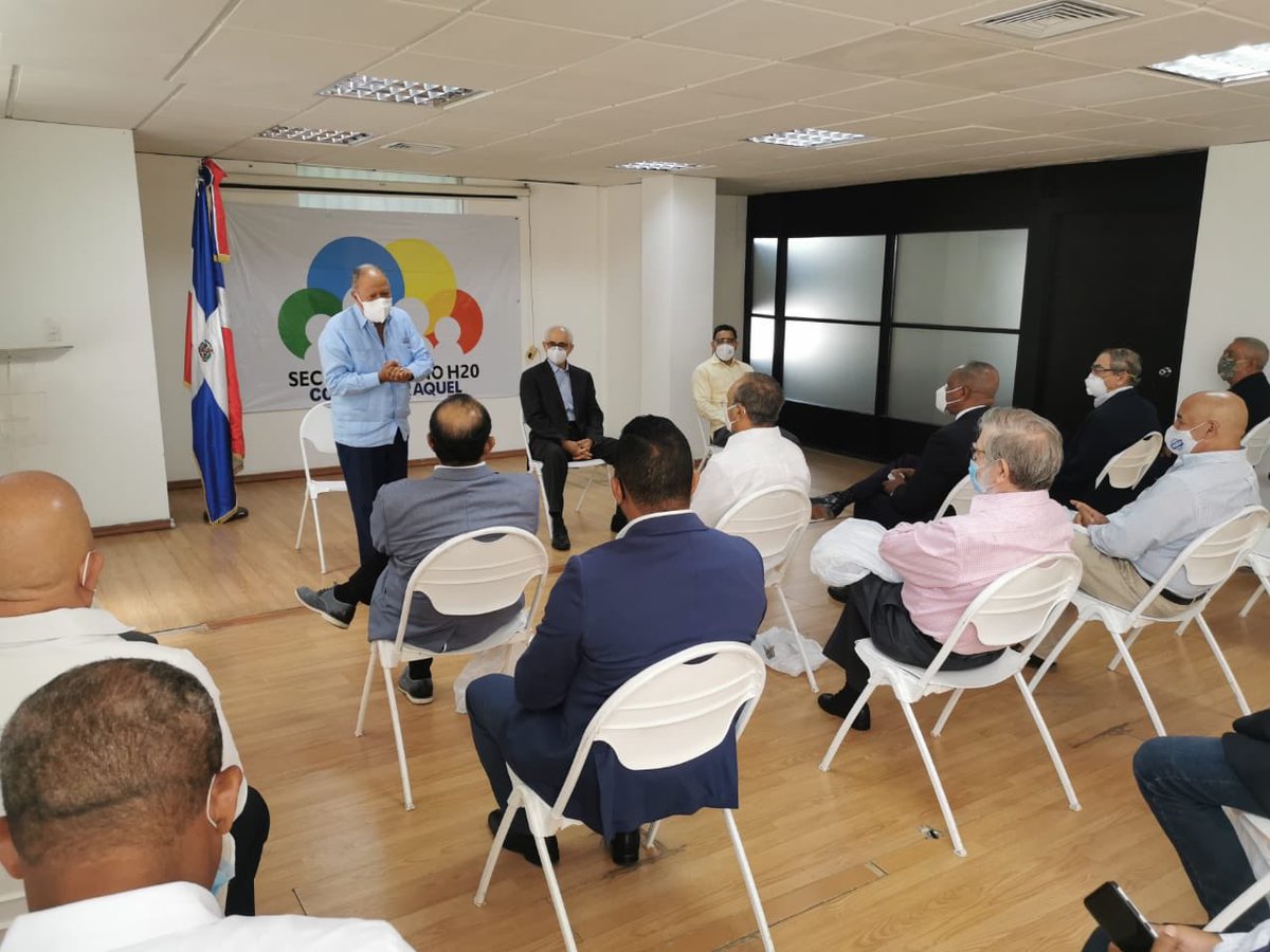 HipolitoPte's tweet photo. Concluida etapa de promoción de nuestros candidatos @luisabinader y @raquelpenavice, hoy socializamos las estrategias para convertir nuestra simpatía en votos el próximo domingo, llevando nuestra gente a votar. Gracias Doña Milagros @OrtizBosch por su grata presencia. #ElCambioVa https://t.co/4QQ0yMIiah