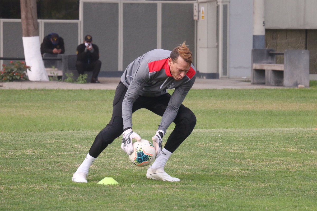 Club_USMP's tweet photo. 🤾🏽‍♂️ De esta manera se preparan los arqueros del cuadro 'santo' con miras a la reanudación de la @LigaFutProf . 

#VamosUSMP ⚽️ https://t.co/21CNmlNxYN