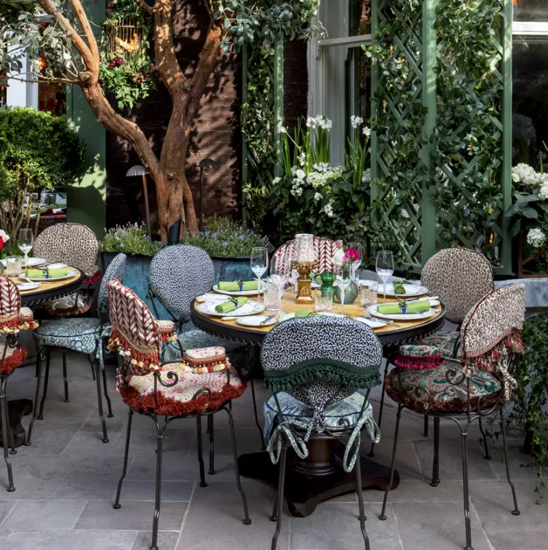 From <a href="/AnnabelsMayfair/">Annabel's</a> to <a href="/TheWolseley/">The Wolseley</a> – all the most glamorous London restaurants to see and be seen at this weekend bit.ly/2YVC075