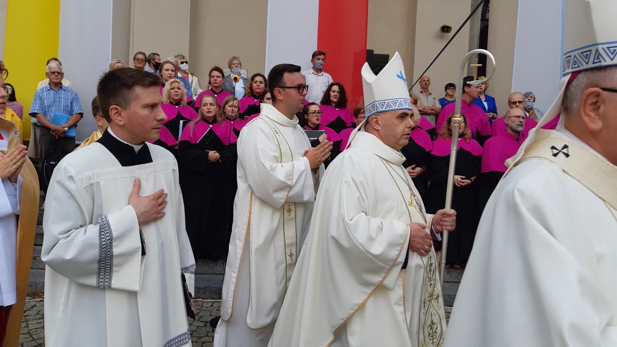 ArchLubelska's tweet photo. #Odpust #CudLubelski #CudŁez #CudLubelski #CudŁez #Lublin #bpAdam
@NLubelska
Liturgii przewodniczy najmłodszy biskup w Polsce #bpBab, który przyjął sakrę 29.06 jak przed 71 laty bp P. Kałwa. Jak wówczas, tak i dziś biskup chce rozeznać, co znaczą łzy Maryi, czy nie są daremne. https://t.co/s3CryN8Ans