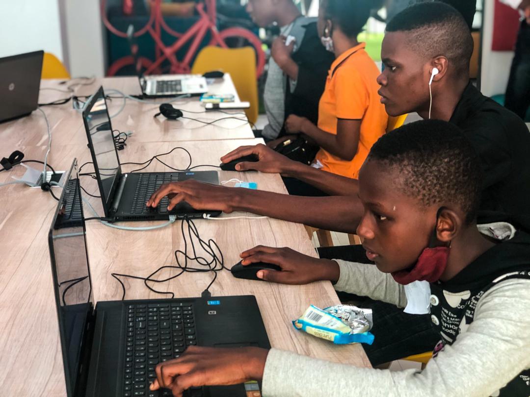 TMEEntertainme1's tweet photo. @TMEEntertainme1 @tmethegod and @ViosamL bringing bayelsa youths to the future of innovative technology at the first ever Bayelsa Game and Tech submit at the Bayelsa Tech Hub. Presenting the future after  Covid-19  SterlingbankAS1 @BayelsaStateGov @peoplesfm  @AirtelNigeria https://t.co/l1B95WaGJF