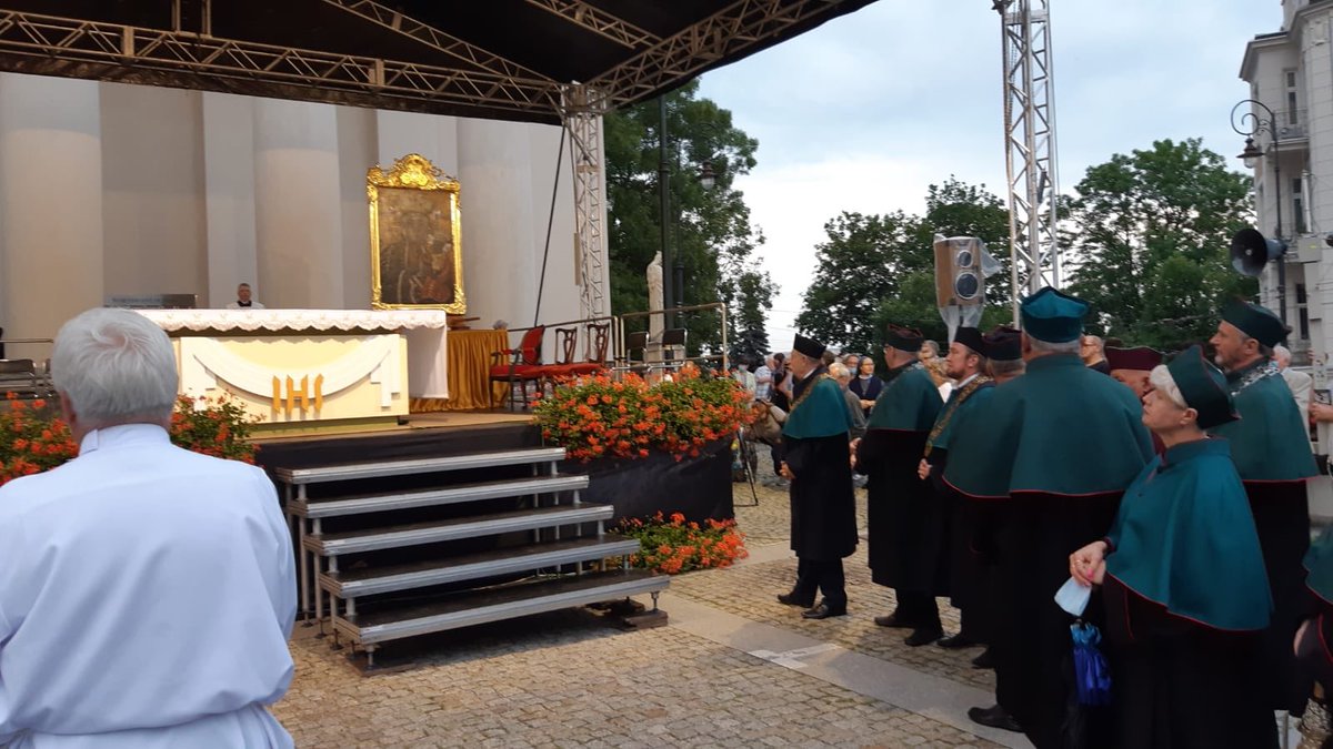 ArchLubelska's tweet photo. #Odpust #CudLubelski #CudŁez #CudLubelski #Lublin #bpAdam #bpBab:
Zabierzmy Matkę do domów, żeby nam przypominała o wielkiej miłości, jaką ma dla nas Jej Syn. Tak dla nas odczytuję znak łez: nawracajmy się i wierzmy w Ewangelię.
@NLubelska https://t.co/npwYTpCQ1x