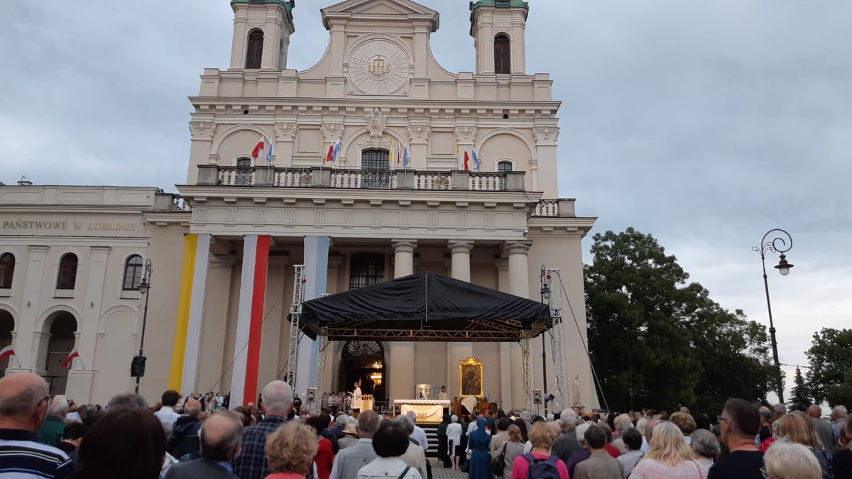 ArchLubelska's tweet photo. #Odpust #CudLubelski #CudŁez #CudLubelski #Lublin #bpAdam #bpBab:
Zabierzmy Matkę do domów, żeby nam przypominała o wielkiej miłości, jaką ma dla nas Jej Syn. Tak dla nas odczytuję znak łez: nawracajmy się i wierzmy w Ewangelię.
@NLubelska https://t.co/npwYTpCQ1x