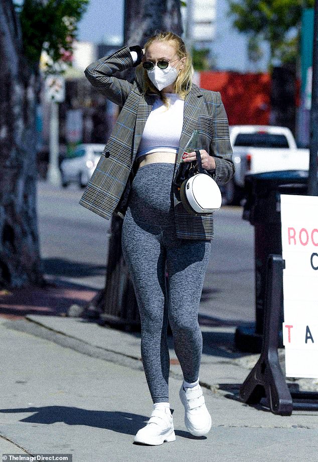 badpost_sophiet's tweet photo. thinking about sophie turner's maternity style ❤ https://t.co/I9Rw9I6shQ