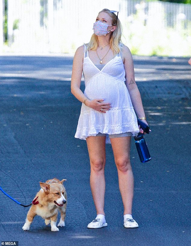 badpost_sophiet's tweet photo. thinking about sophie turner's maternity style ❤ https://t.co/I9Rw9I6shQ