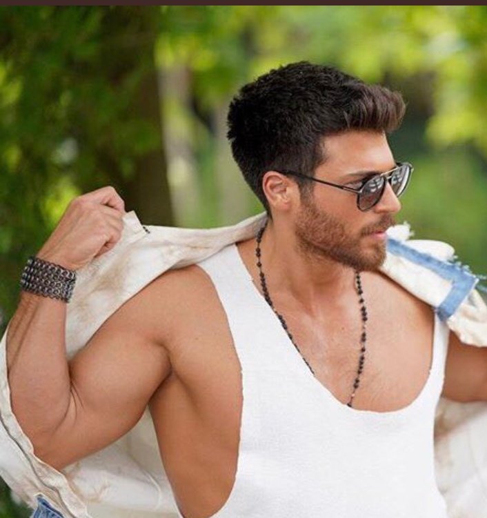 Hatunlara yürüyor korkmuyorum. Arada bir libidomu yokluyorum. 
Barlardan manitamı topluyorum.
Herkesi bana hasta sanıyorum. 
#BayYanlis