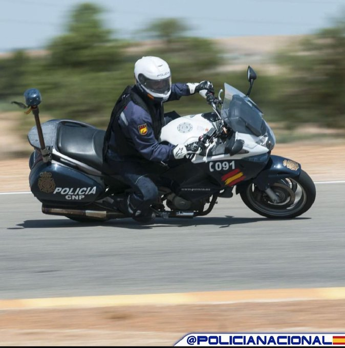 policia's tweet photo. El #calor🌞🌞🌞 no es excusa, NUNCA olvides tu #seguridad al viajar en #Moto: #casco y ropa adecuada🏍 
¡No bajes la guardia! https://t.co/YmhuzKmSwU