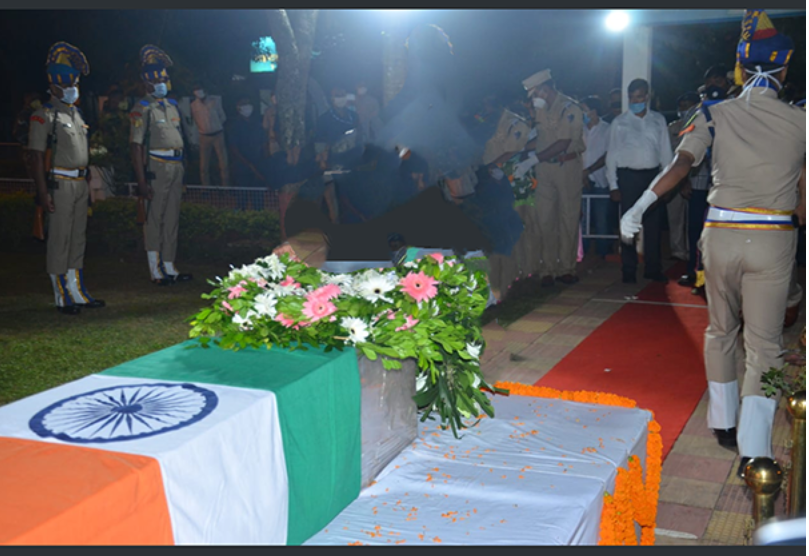 ravisingh4BJP's tweet photo. #malbagh में शहीद हुए #Jharkhand (साहेबगंज) के वीर सपूत कुलदीप उरांव जी के पार्थिव शरीर राची में नम आंखों से श्रद्धांजलि अर्पित की गई। मां भारती की रक्षा के लिए अपनी शहादत देने वाले कुलदीप का #झारखंड ही नहीं बल्कि पूरा देश हमेशा ऋणी रहेगा। शत-शत नमन....
@BJP4Jharkhand https://t.co/mJAWf8KXIA