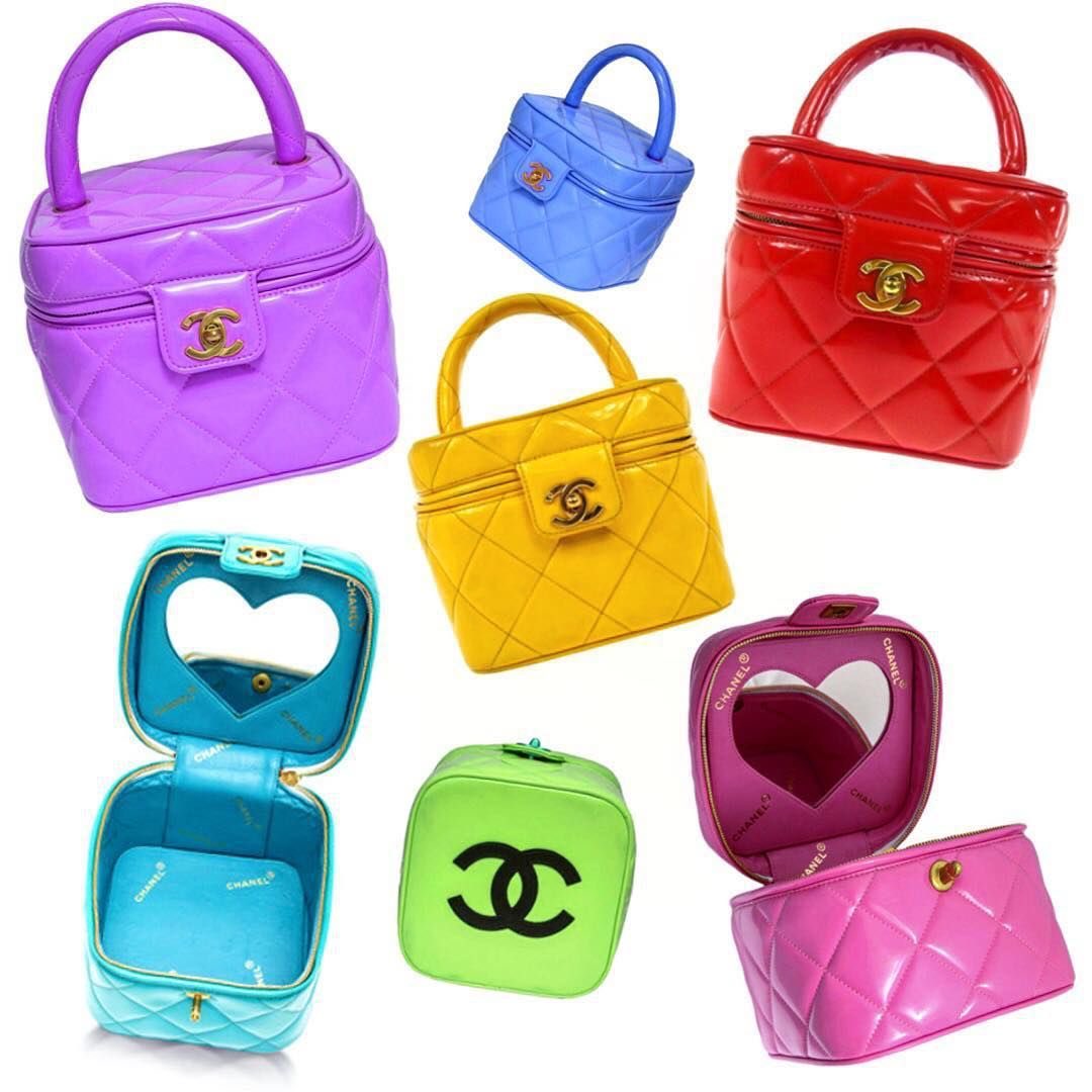 Versace Hottie on X: The Chanel Spring/Summer 1995 Heart Mirror Vanity  Case Bag is the only designer bag I don't have that I want I literally  think about her all the time