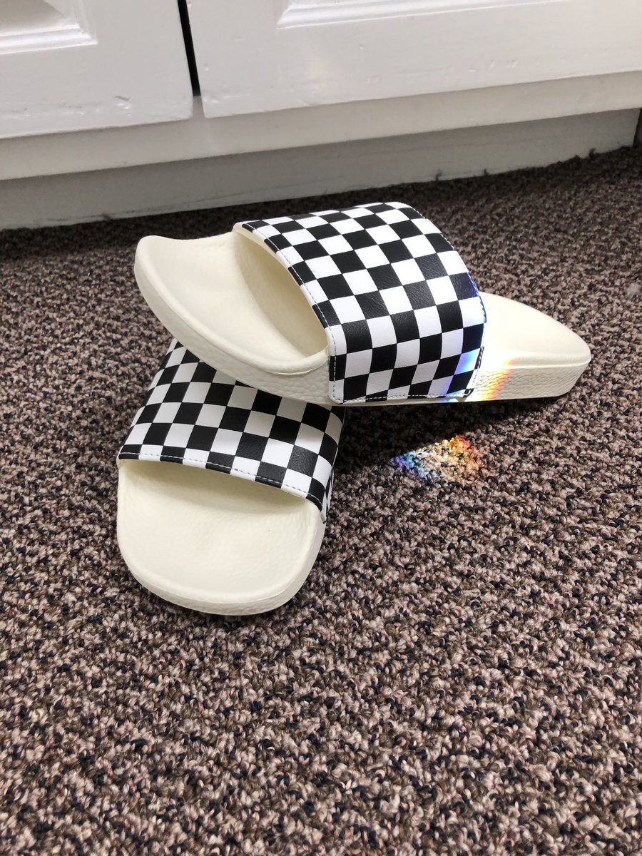 KBugSynowiec's tweet photo. Thanks #vansfamily for the surprise! Super cute and excited to wear. @VANS_66 It made my week! ☺️ https://t.co/htExbJw3lv