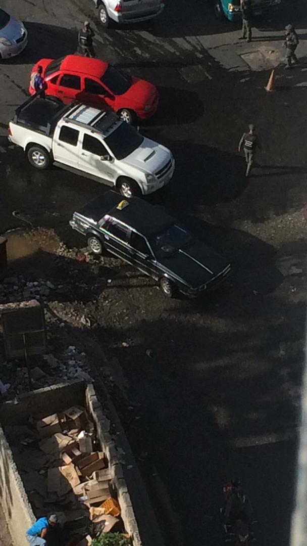 Se reporta pequeño bote de agua y hueco generado por la erosión de la misma en la Francisco de Miranda a la altura de la Lebrum, igualmente puente nuevo que da salida hacia la autopista F. <a href="/HectoRodriguez/">Héctor Rodríguez C.</a> <a href="/NicolasMaduro/">Nicolás Maduro</a> <a href="/laalcaldiasucre/">alcaldiadesucre</a> <a href="/CaraotaDigital/">Caraota Digital</a>