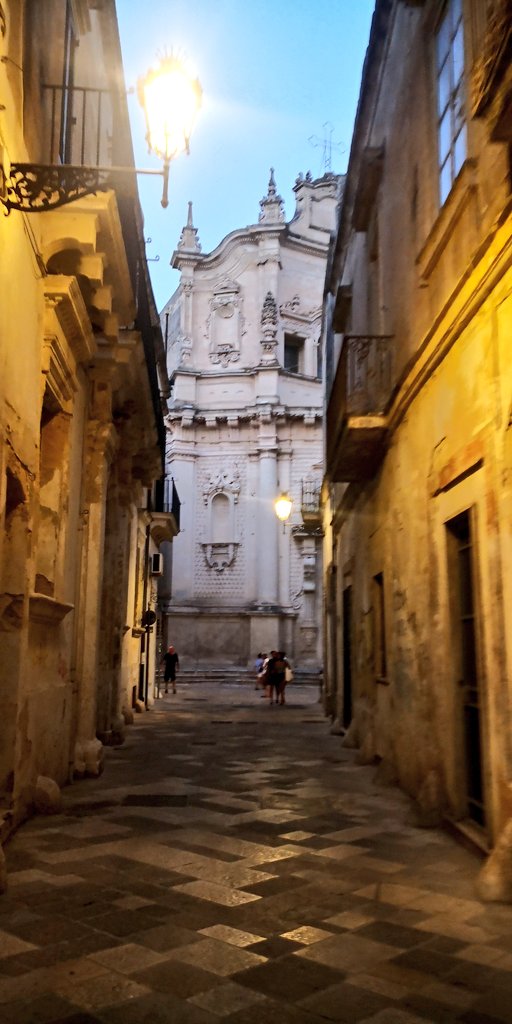 "Biancamente dorato il cielo... " 

Vittorio Bodini