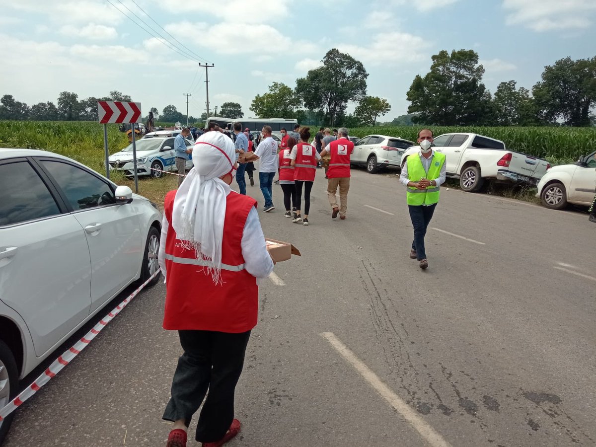 genckizilay54's tweet photo. Hendek ilçemizde bulunan  havai fişek fabrikasında yaşanan patlamadan hemen sonra yetişen ekiplerimiz ve gönüllülerimiz çalışmalara devam ediyor. https://t.co/ltRQiWPiuX