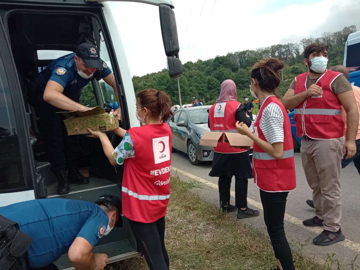 genckizilay54's tweet photo. Hendek ilçemizde bulunan  havai fişek fabrikasında yaşanan patlamadan hemen sonra yetişen ekiplerimiz ve gönüllülerimiz çalışmalara devam ediyor. https://t.co/ltRQiWPiuX