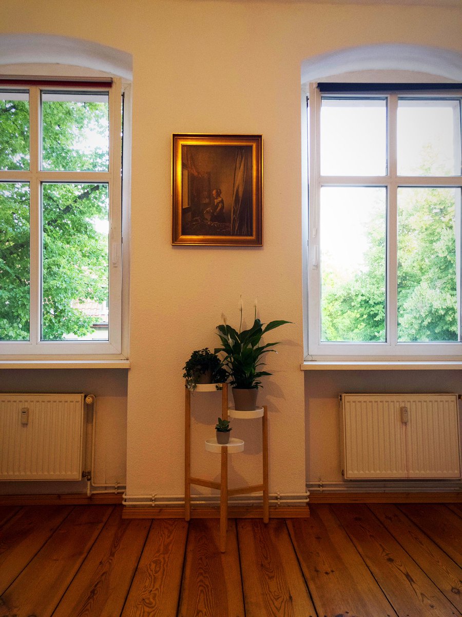 thomas_zilm's tweet photo. Erkenntnis: ein bisschen #Ikea ist voll in Ordnung! Vermeer bildet das bildungsbürgerliche Gegengewicht zum kühlen Modernismus der Massen. 
#vermeer #altbau #potsdam https://t.co/sQgzbLQ6Vm