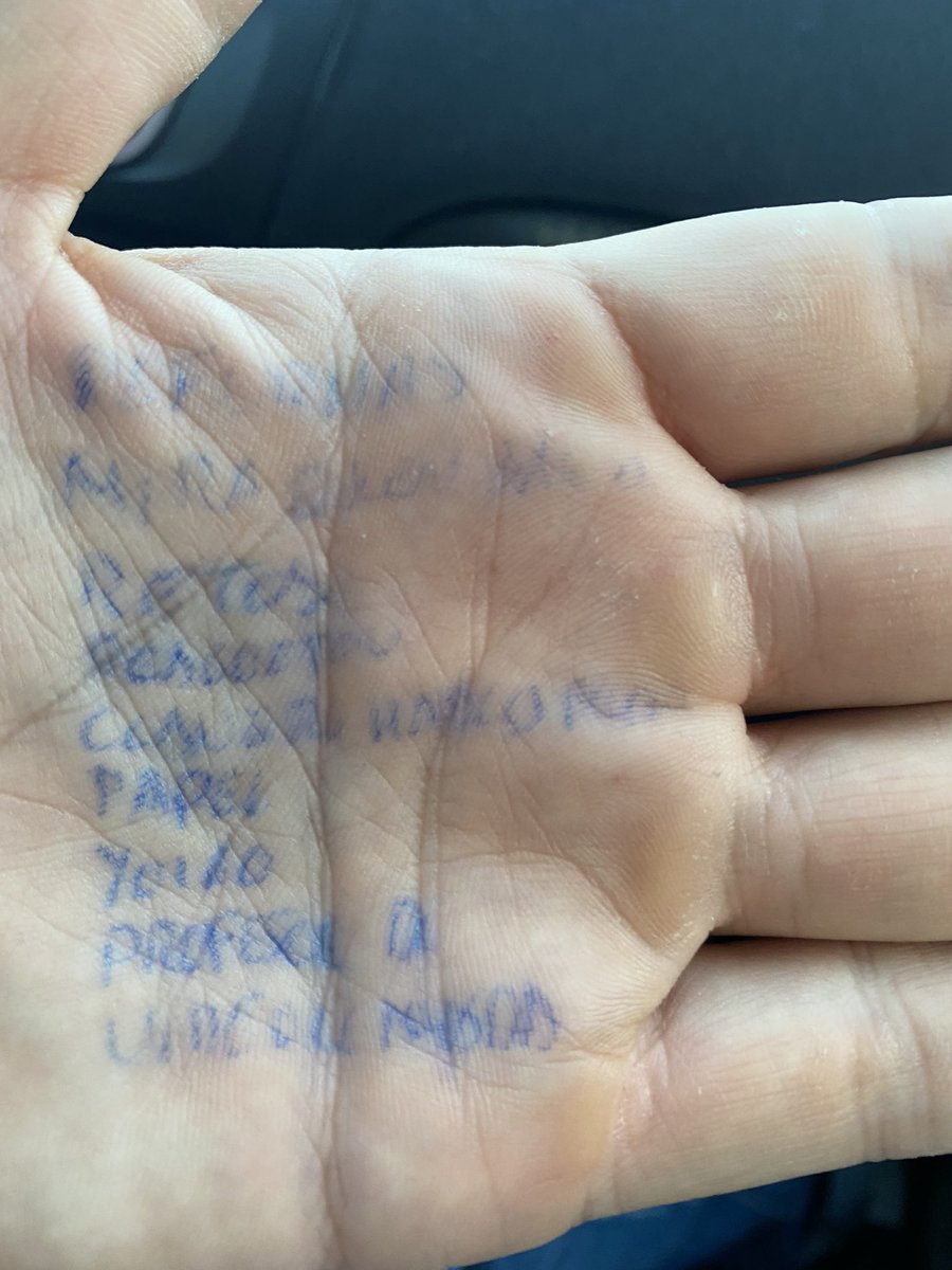 VaqueroEH's tweet photo. Os juro que me estaba escribiendo una chuleta en la mano para la actuación (estoy muy desentrenado) y entró Javier Velazquez, que fue al colegio conmigo y me dijo “Joder Vaquero, sigues donde te dejé” https://t.co/YDBvYUViRo