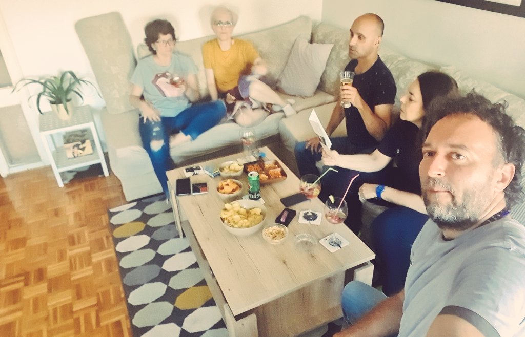 kresoglavac's tweet photo. Večeras nas predstavljamo u debati kod @LuVedrana u #TravnoRepublik. Zelena slamka @sanbartolovic, malo pivice @BastasicD, turski sjed-žuta majica  @AnaBanana1308. Ja slikam &amp; držim #selfistick. https://t.co/SF0Bvu7O6q